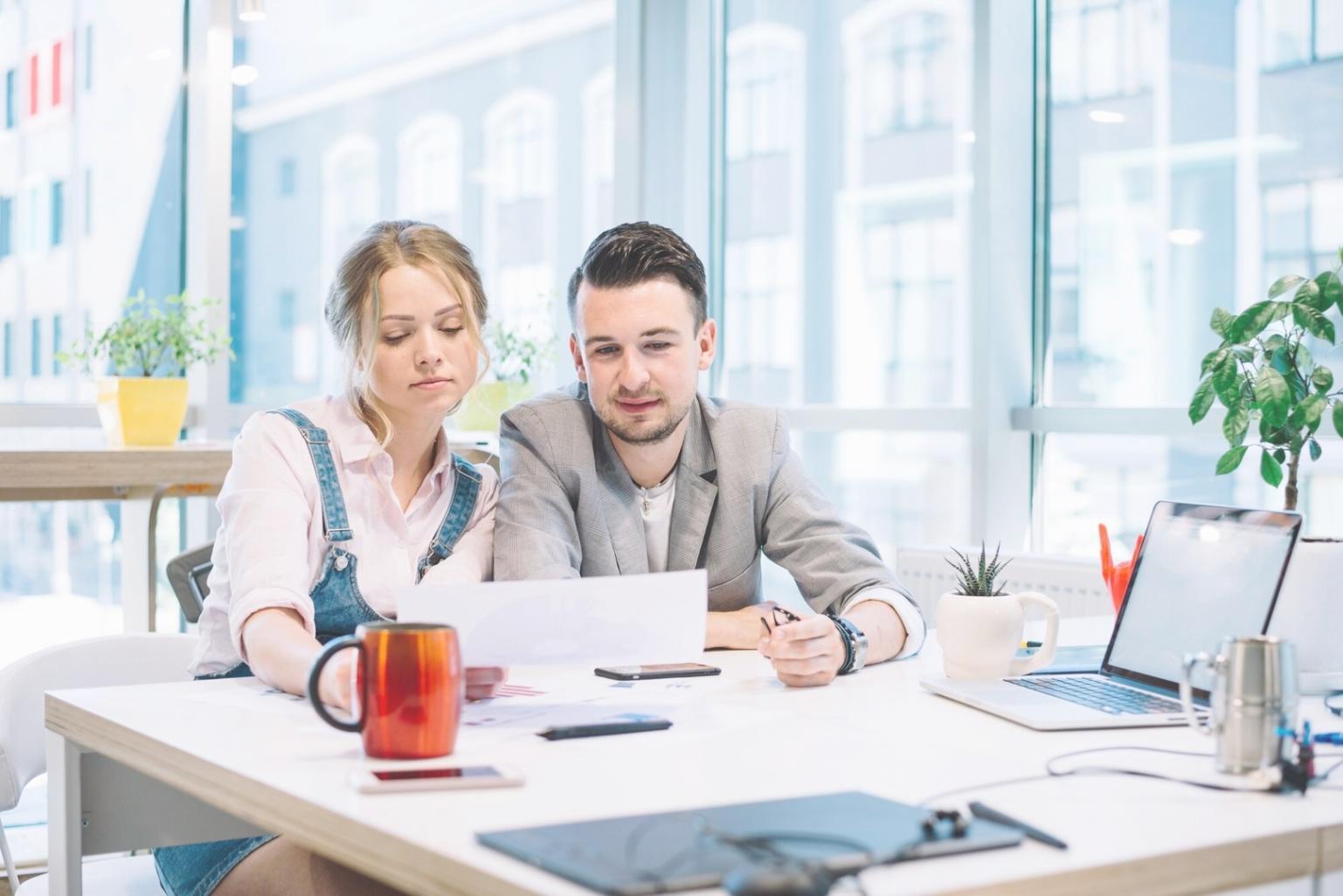 Sesión práctica de análisis financiero con participantes trabajando en casos reales